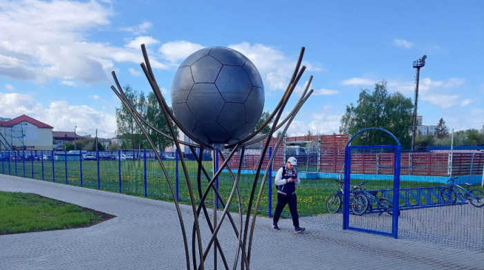 Жлобинские металлурги выковали 400-килограммовый футбольный мяч