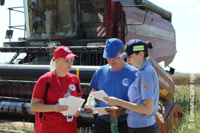 Осторожно, зной: ГАИ и Красный Крест помогает комбайнерам и водителям Гомельщины