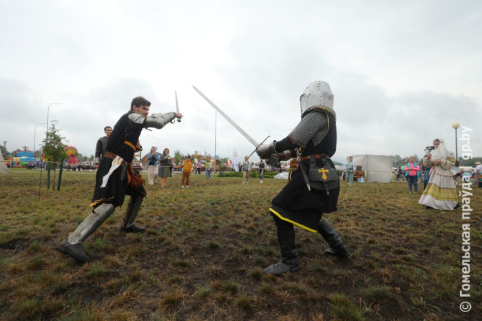 Впервые на Полесье: на берегу Припяти устроили рыцарский турнир