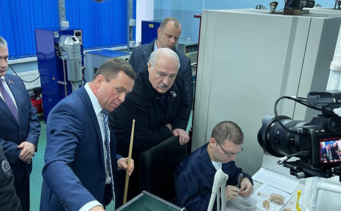 Что Лукашенко показали на ювелирном заводе в Гомеле. Подробности президентского визита на "Кристалл"