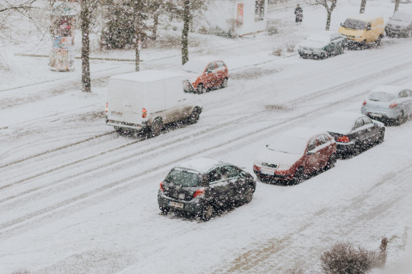 ГАИ Гомельской  области призывает водителей и пешеходов быть осторожнее в сложных погодных условиях
