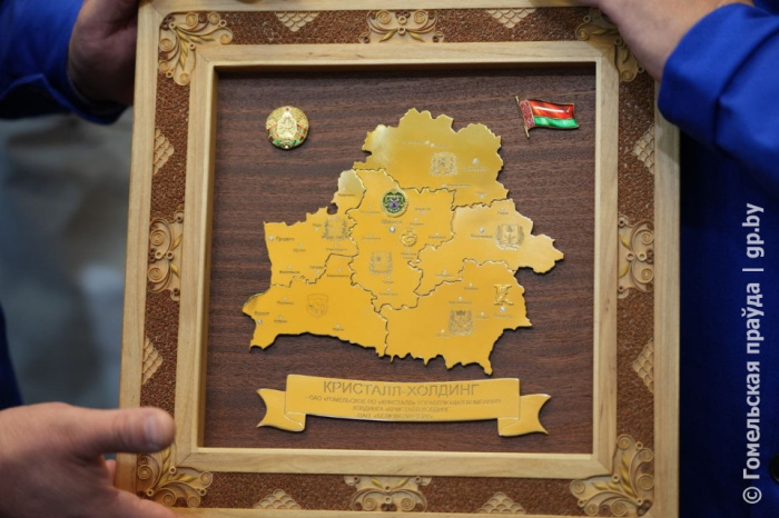 Главе государства подарили карту Беларуси из серебра, золота и бриллиантов