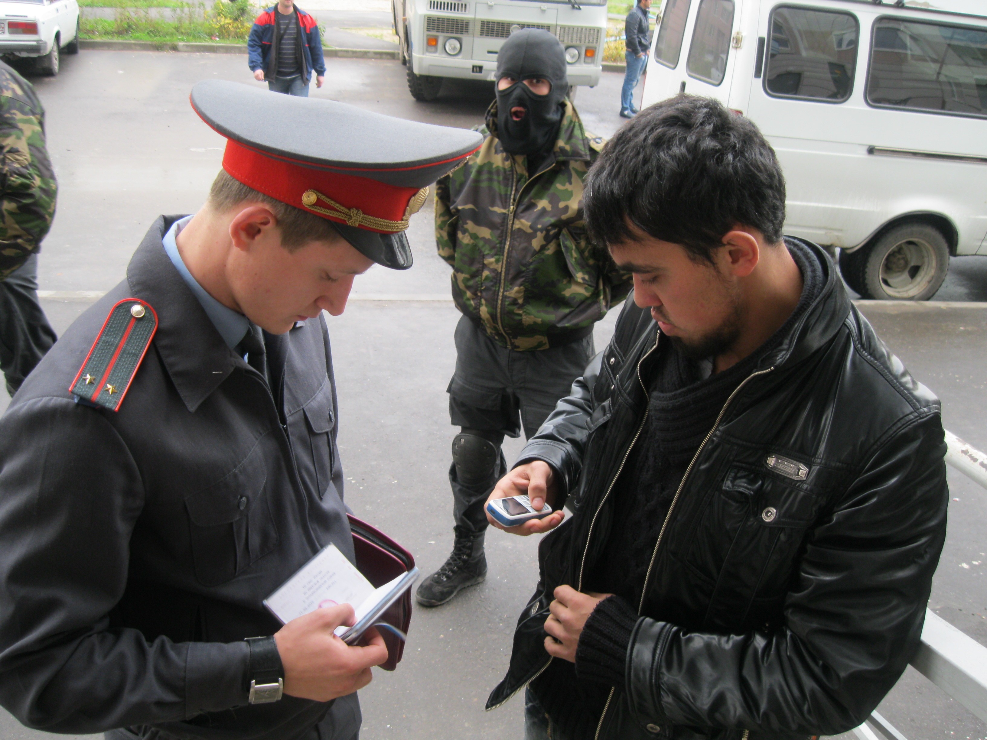 Таджиков ловят. Полиция проверяет мигрантов. Преступность мигрантов. Сотрудники милиций Таджикистана. Милиция и мигрант.