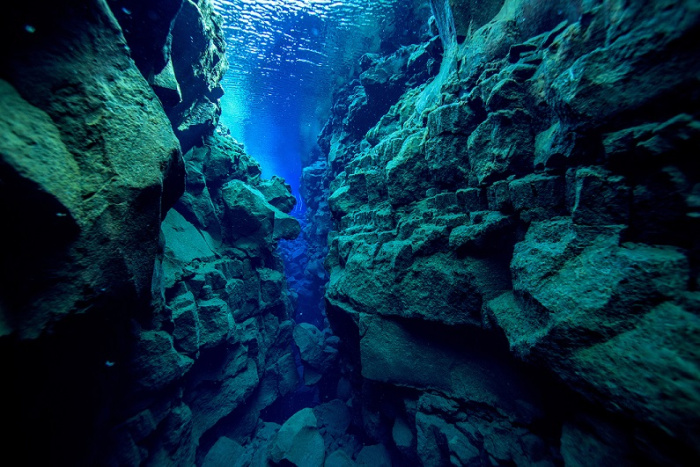 Расщелина Сильфра в Исландии – единственное место на Земле, где вы можете оказаться между двумя континентами