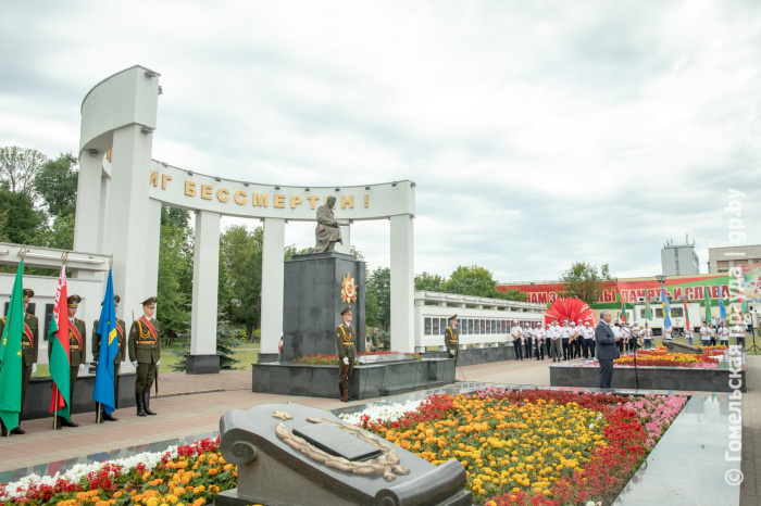 В Гомеле на Аллее Героев состоялся торжественный митинг, посвященный Дню Независимости и 80-й годовщине освобождения Республики Беларусь от немецко-фашистских захватчиков
