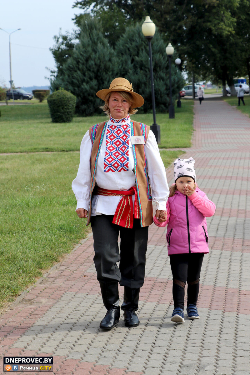 В Речице празднуют День народного единства: хороводы, народные подворья и  белорусские традиции в центре города