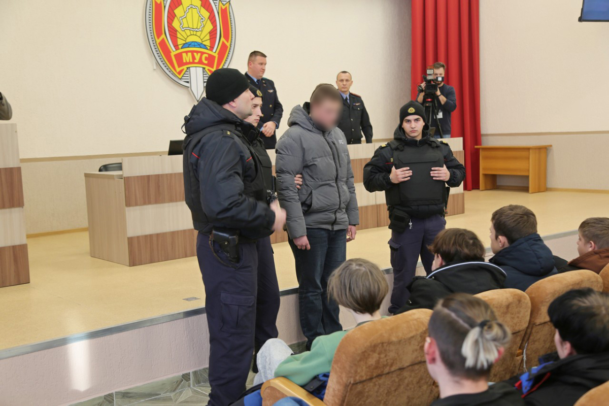 В Гомеле перед учащимися провели показательный арест несовершеннолетнего и  двух взрослых