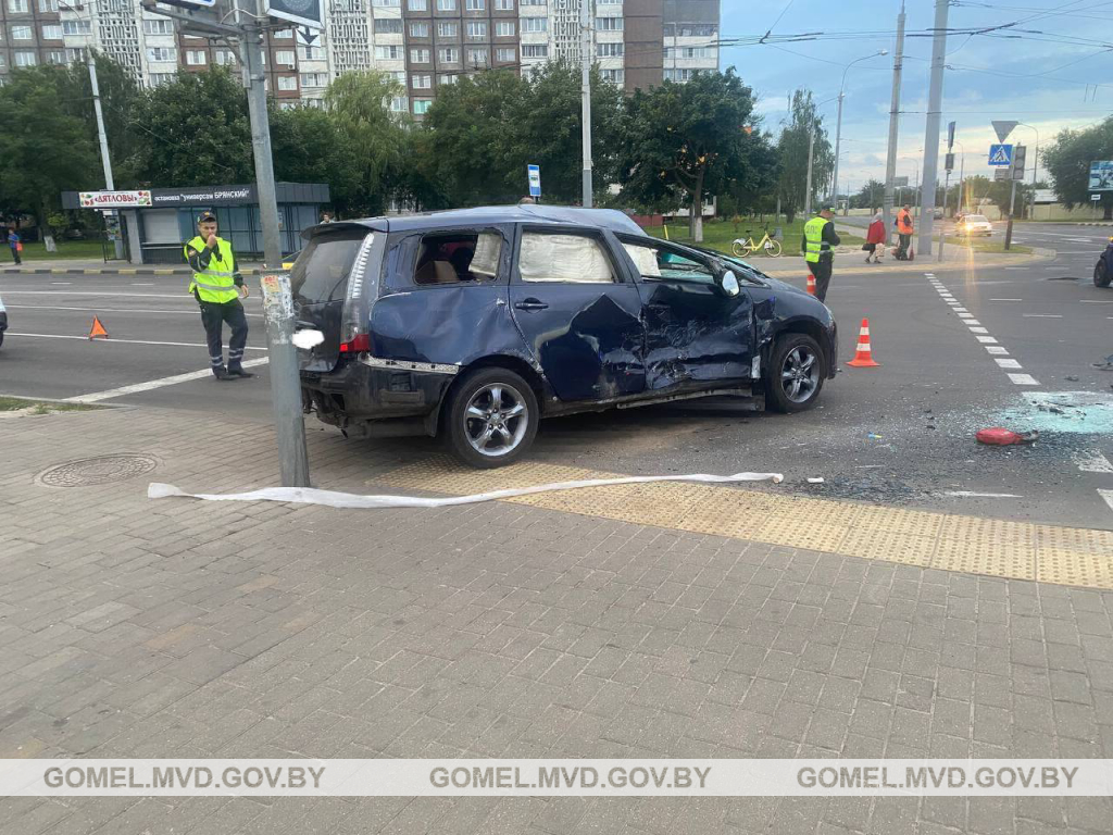 В Гомеле столкнулись Лада и Мицубиси. Есть пострадавшие