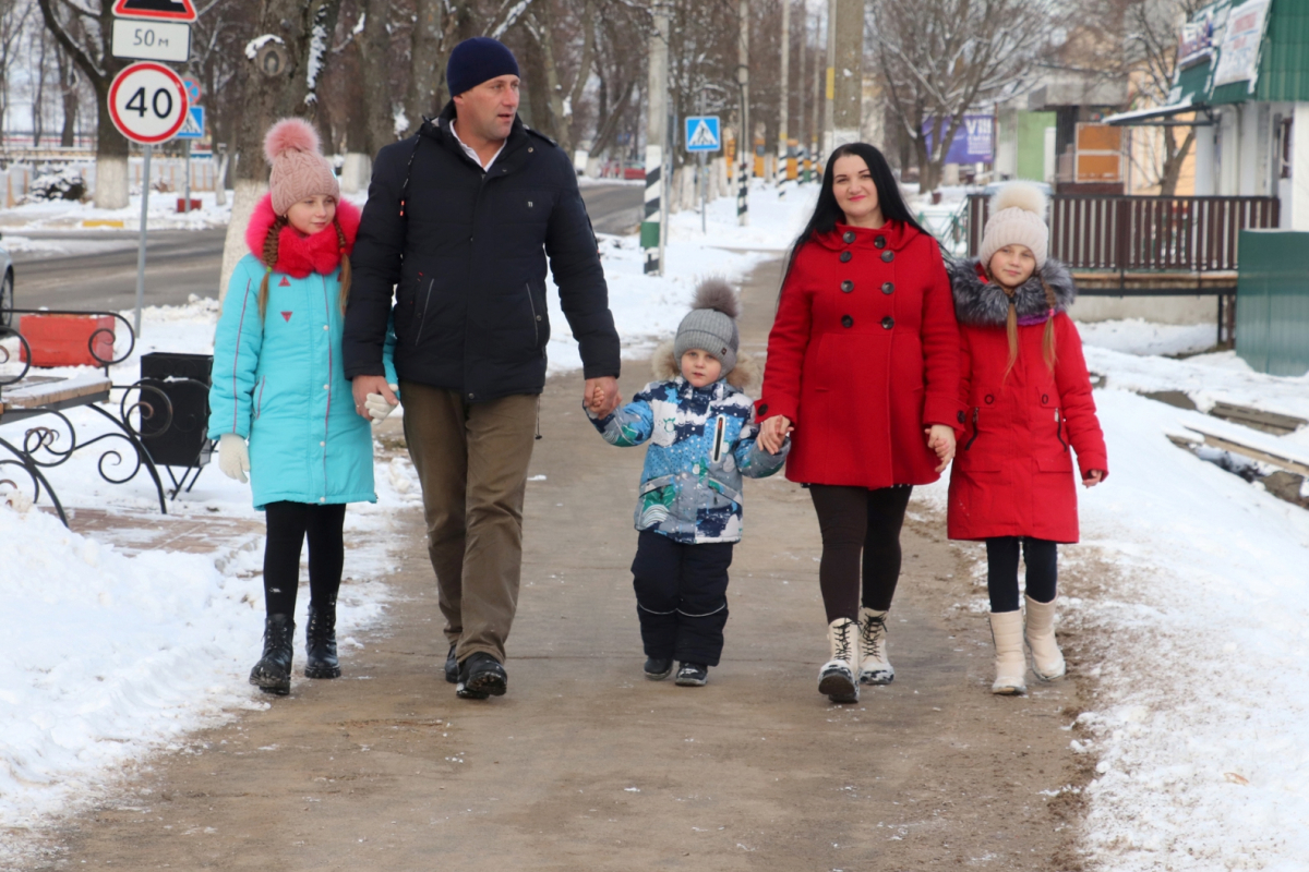 Многодетная семья Содель из Октябрьского знает, как сделать погоду в доме