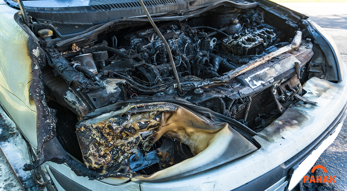 Загорелся двигатель автомобиля. БМВ е38 сгорел моторный отсек. Выгорел моторный отсек. Сгорел моторный отсек. Возгорания мотор ношо отсека автомобиля.