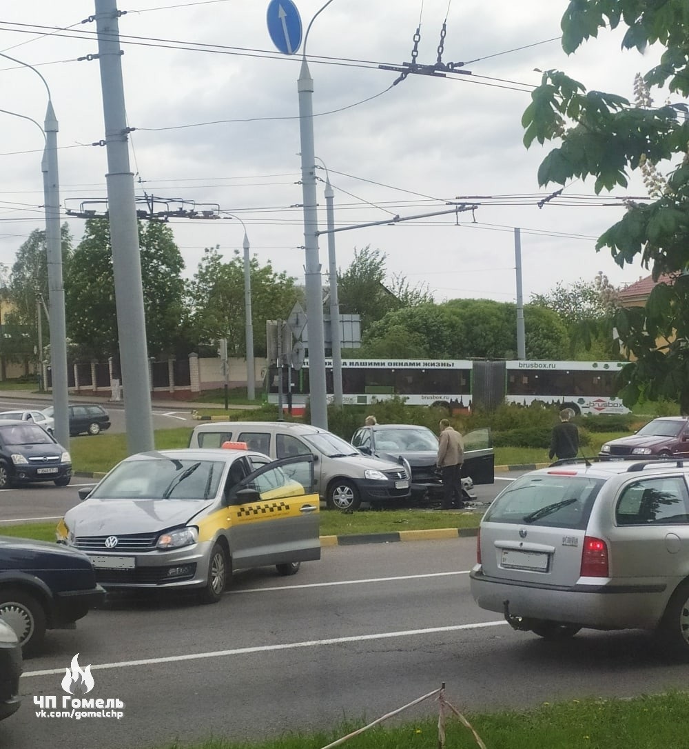 В Гомеле на улице Фрунзе ДТП - пострадали три автомобиля