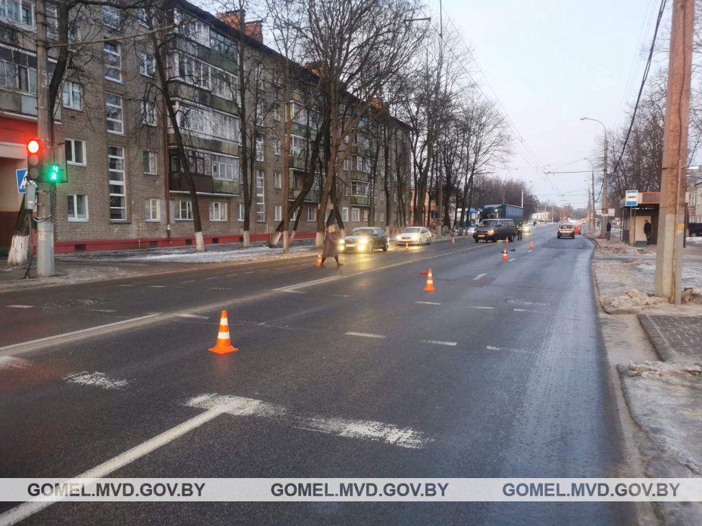 Гомель где можно сделать. Водитель пропусти пешехода. Владимирова 16 Гомель 2005 год. Гомель пешеходная улица. Акция пропусти пешехода.