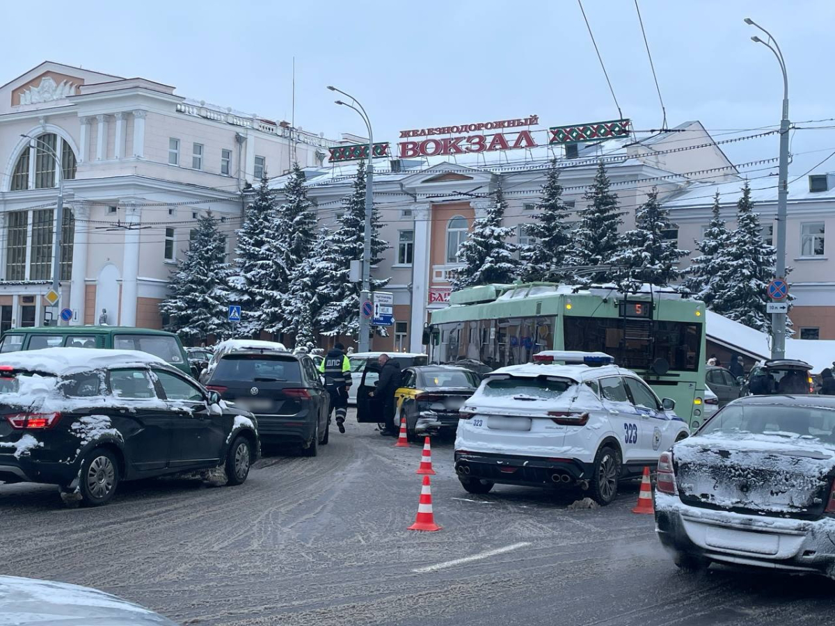 Фотофакт. В Гомеле возле железнодорожного вокзала произошло ДТП:  столкнулись троллейбус и такси