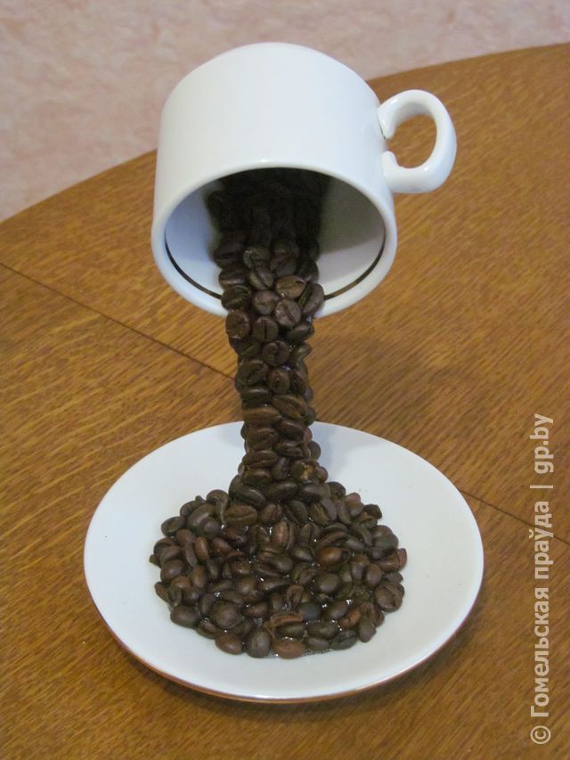 Парящая чашка из кофейных зёрен