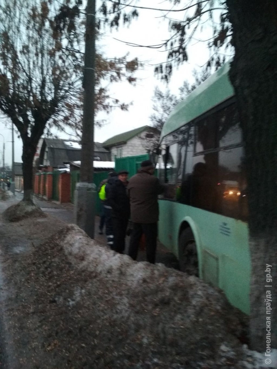 В Гомеле троллейбус въехал в частный дом