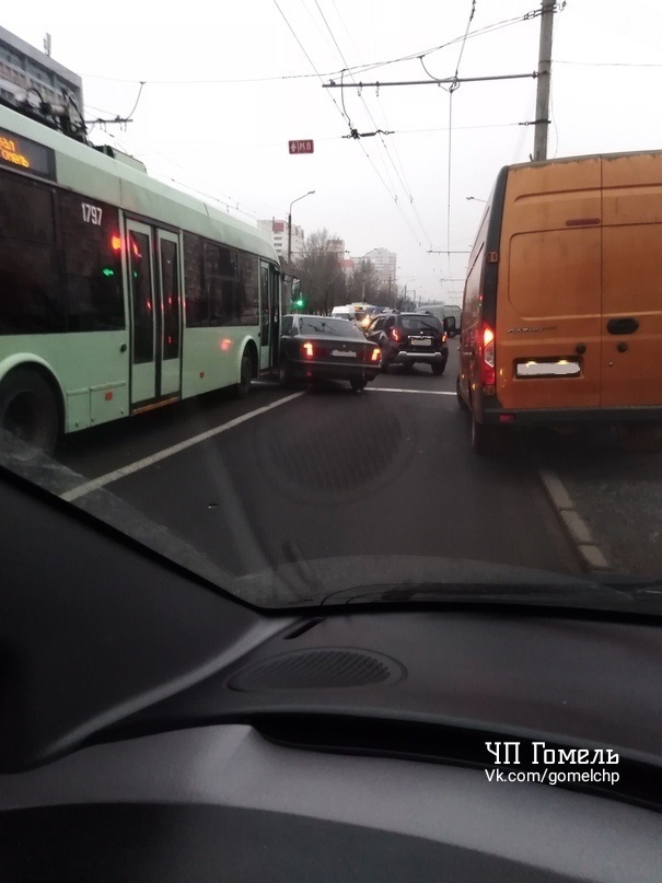 В Гомеле на улице Советской произошло ДТП с участие троллейбуса 