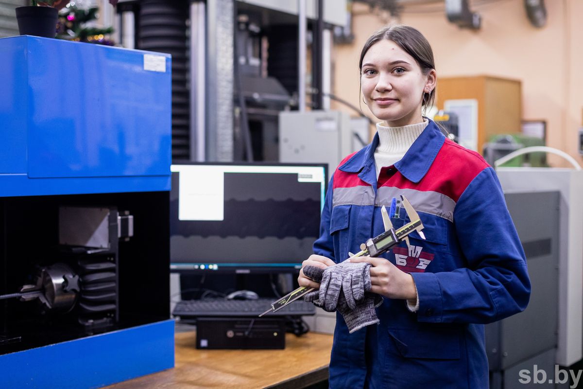 19-летняя Валерия Жукова устроилась на БМЗ, пойдя по стопам отца