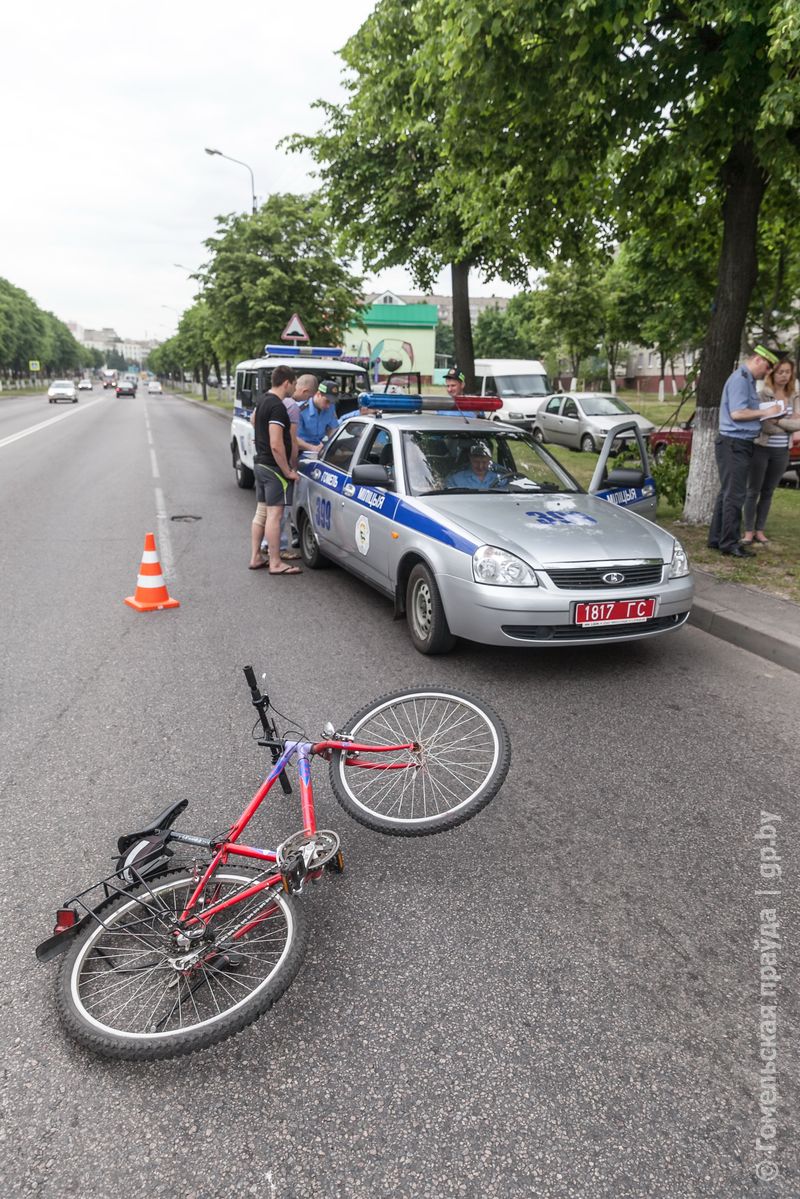 В Гомеле на пешеходном переходе маршрутка сбила девочку-велосипедистку,  которая спешила в школу