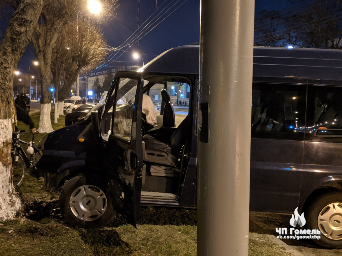 В Гомеле на проспекте Октября произошло серьезное ДТП с участием  микроавтобуса и такси