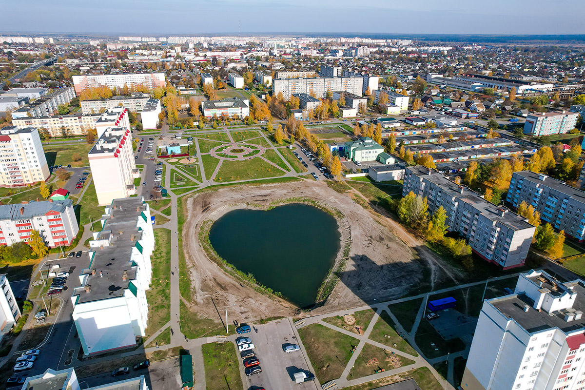 В Жлобине на месте болота появился водоем в форме сердца