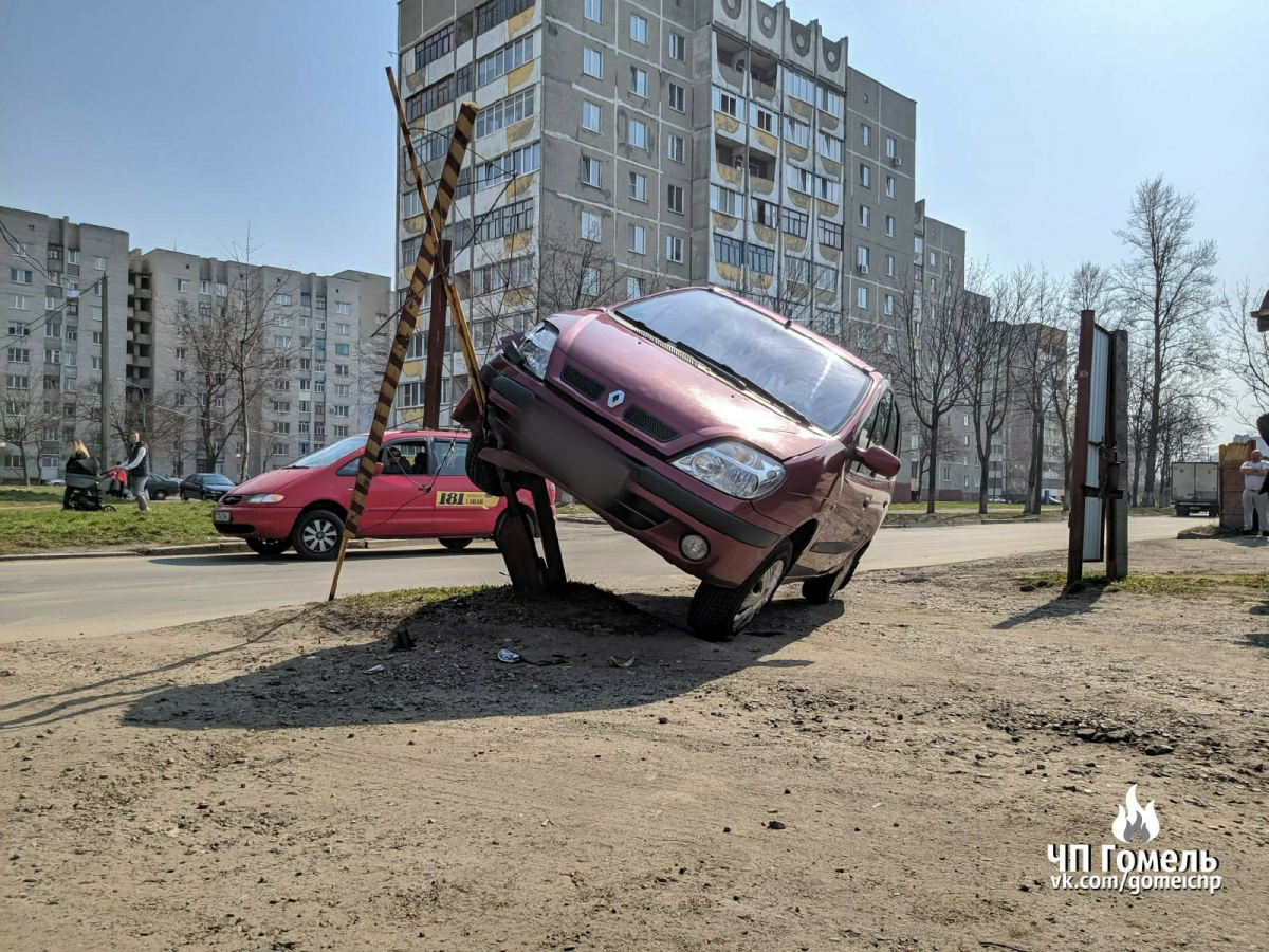 В Гомеле произошло серьёзное ДТП, один из автомобилей едва не перевернулся