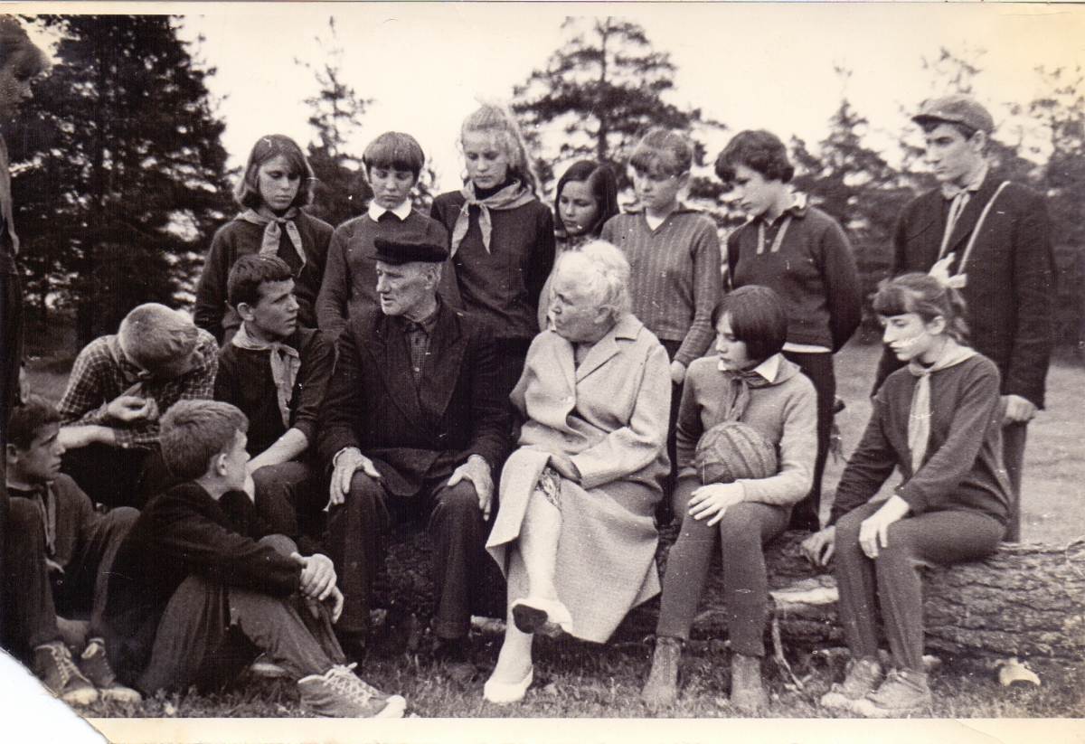 Им было о чем рассказать... Иосиф Каминский и Мария Анисимова беседуют с пионерами. 1969 г..jpg