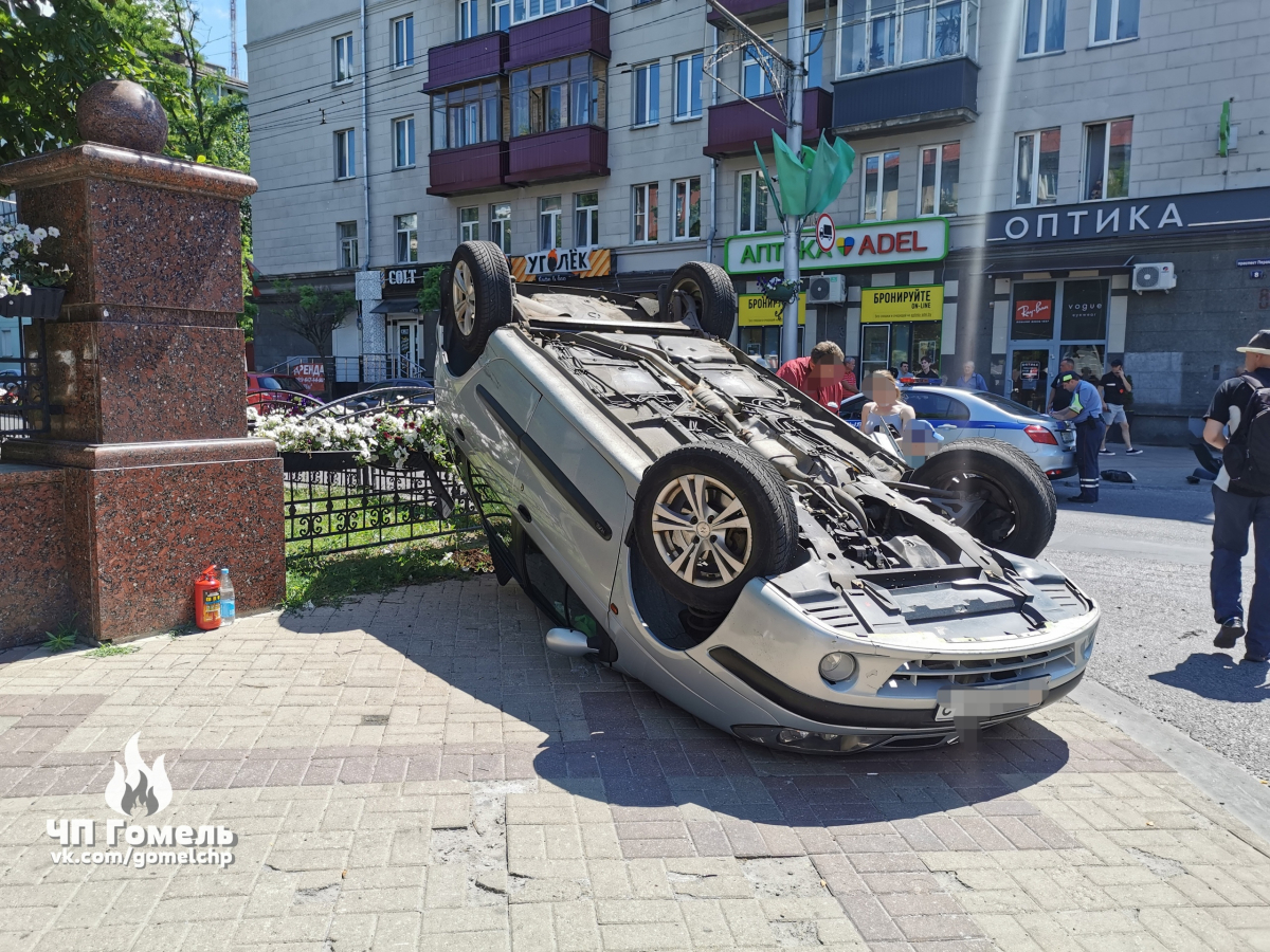 В центре Гомеля перевернулся автомобиль