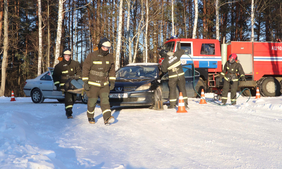 Пожарные из Октябрьского спасали условно пострадавшего в ДТП