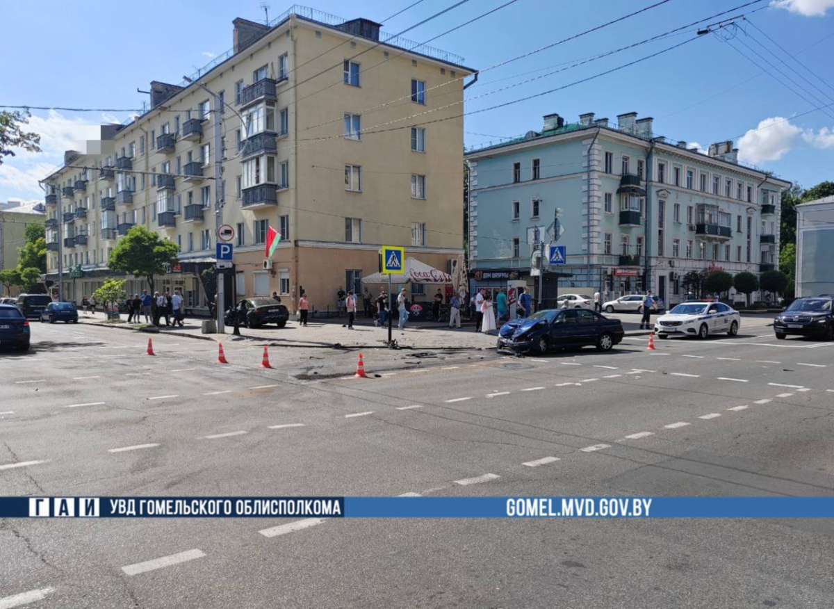 В результате ДТП в Гомеле легковой автомобиль отбросило на пешехода на  тротуаре