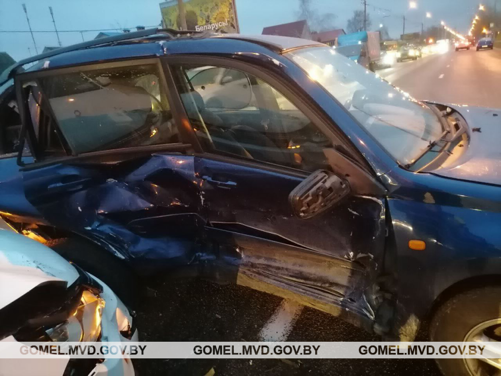 Чп гомель. Машины иномарки. Водить автомобиль. Автомобиль врезался в автобус. Машина жрёт машину.