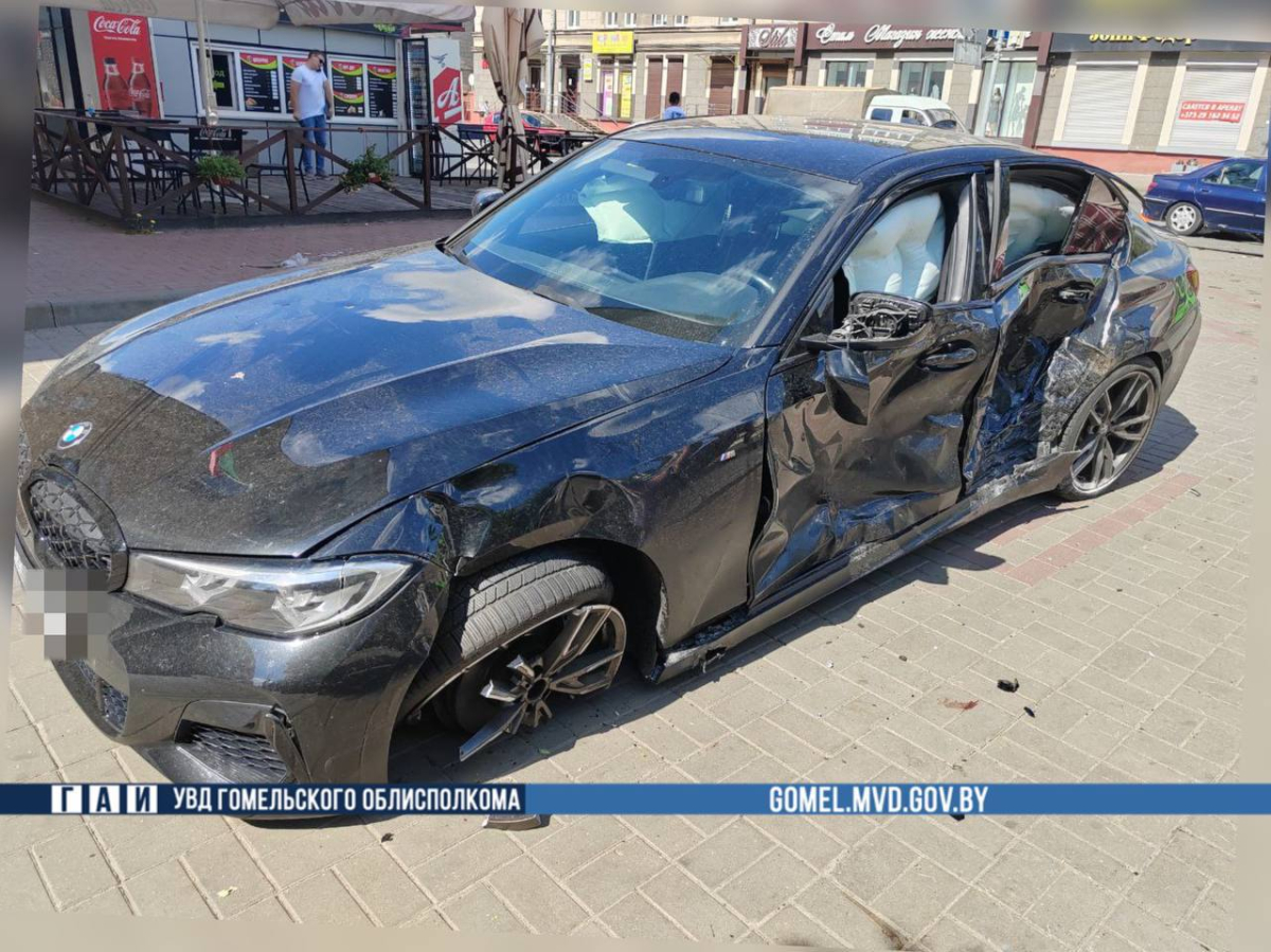 В результате ДТП в Гомеле легковой автомобиль отбросило на пешехода на  тротуаре