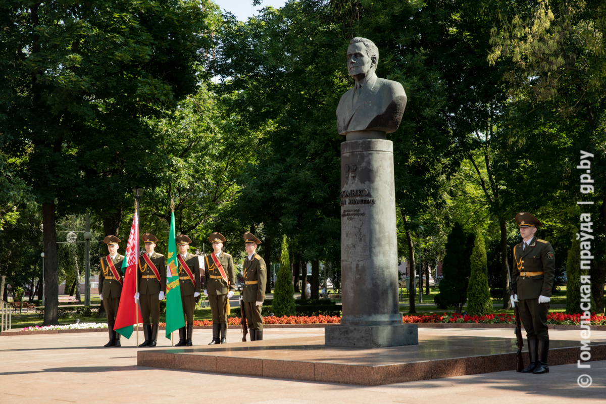 Почтить память легендарного предка. В сквере имени Андрея Громыко  состоялись торжественный митинг и возложение цветов к памятнику дипломату