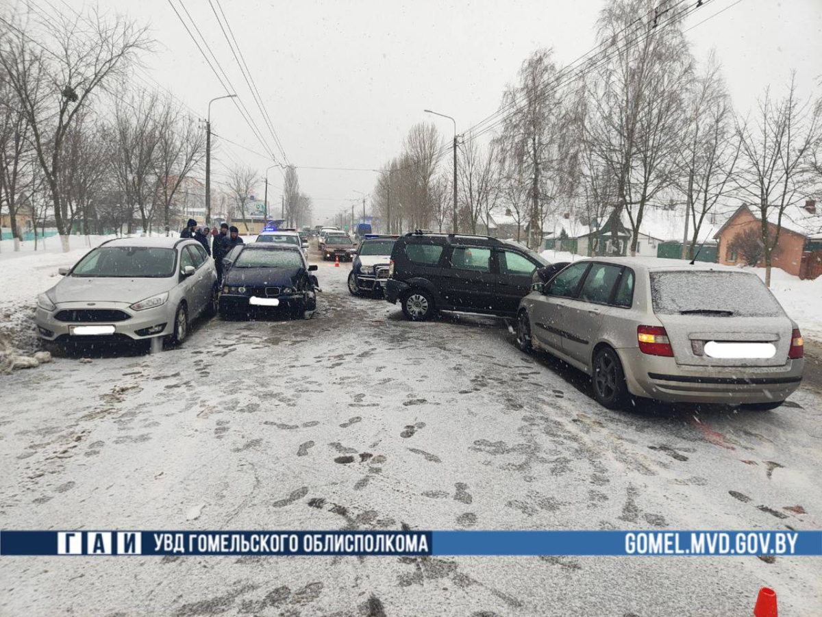 В Гомеле произошло столкновение четырех автомобилей. Обошлось без  пострадавших