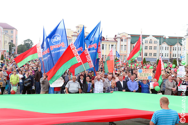Около 5000 рогачевцев вышли на митинг в поддержку мира и безопасности в Беларуси