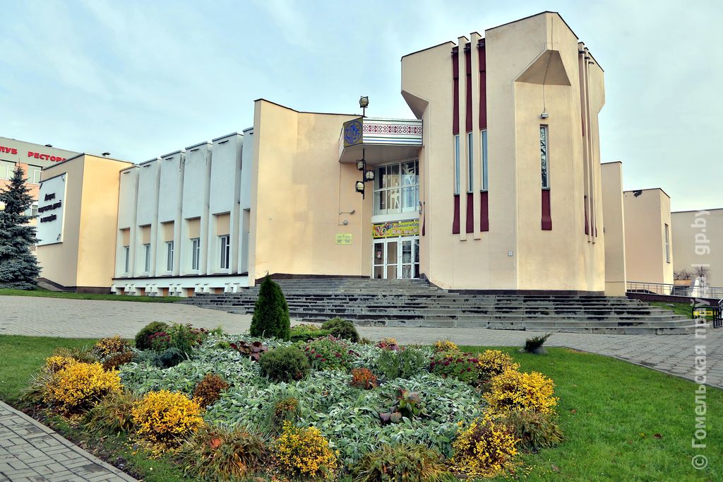 Дворец творчества гродно. Гомель дворец пионеров. Гродно дворец пионеров. Дворец молодежи в Гомеле. Областной дворец творчества детей и молодёжи.