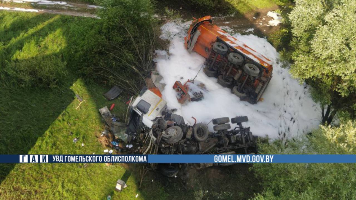 В Речицком районе перевернулась цистерна с топливом. Водитель в больнице